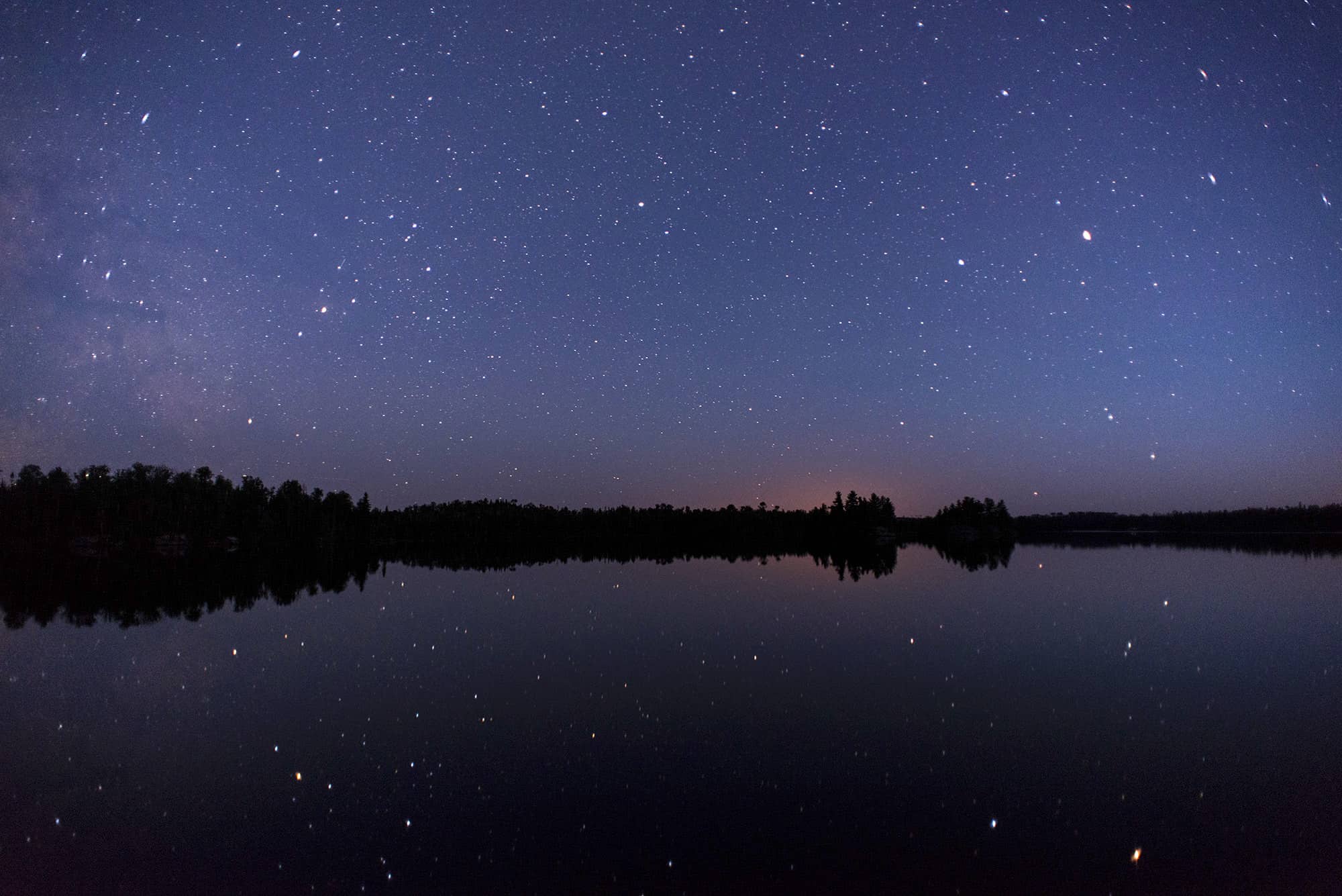 Ночь озеро звезды. Ночное озеро. Звезды над озером. Ночное небо. Озеро ночью.